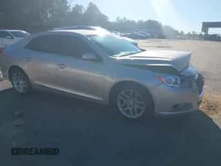 2015 Chevrolet Malibu LT z VIN 1G11C5SL8FF261312, wystawiony jako IAAI lot #43318360 z przebiegiem 294 932 mil mil oraz . Historia ofert i sprzedaży dostępna na DreamBid. Obrazek 1.