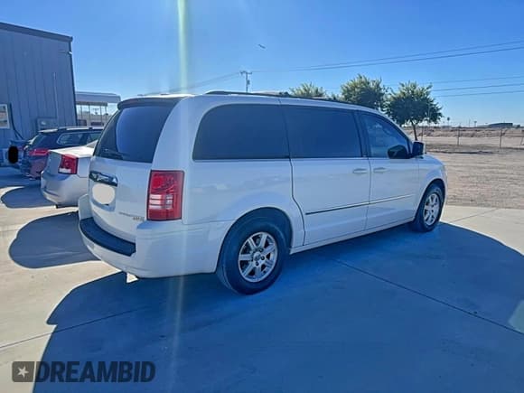 ✅ 2010 Chrysler Town & Country Touring Plus • VIN: 2A4RR8DX7AR382077 • Lot: 95217195. Wystawiony na Copart z przebiegiem 124 565 mil. Bezpłatny archiwum sprzedaży aukcyjnych z USA i szczegółowy raport historii pojazdu na DreamBid. Zdjęcie 4.