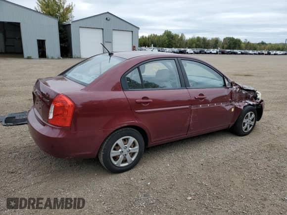 2009 Hyundai Accent L z VIN KMHCN45C89U326039, wystawiony jako Copart lot #74818154 z przebiegiem 136 486 mil mil oraz Czysty tytuł • Clean title. Historia ofert i sprzedaży dostępna na DreamBid. Obrazek 3.