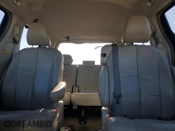 ✅ 2011 Toyota Sienna XLE • VIN: 5TDYK3DC2BS132468 • Lot: 82339955. Listed on Copart with 220,109 mi. Free auction sales archive from the USA and detailed vehicle history report at DreamBid. Image 10.