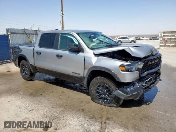 2025 Ram 1500 Rebel z VIN 1C6SRFLP0SN570460, wystawiony jako Copart lot #60926435 z przebiegiem 35 584 mil mil oraz Czysty tytuł • Clean title. Historia ofert i sprzedaży dostępna na DreamBid. Obrazek 4.