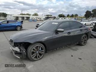 2020 BMW 3 Series M340i z VIN WBA5U7C04LA232353, wystawiony jako Copart lot #84602145 z przebiegiem 53 087 mil mil oraz Szkoda całkowita • Salvage title. Historia ofert i sprzedaży dostępna na DreamBid. Obrazek 1.
