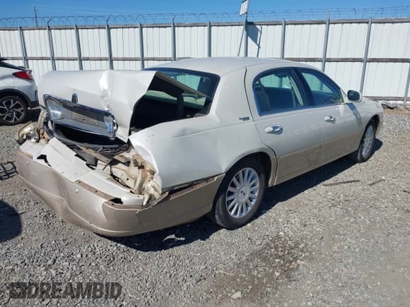 ✅ 2005 Lincoln Town Car Signature Limited • VIN: 1LNHM82W15Y636566 • Lot: 43601805. Listed on IAAI with 196,698 mi. Free auction sales archive from the USA and detailed vehicle history report at DreamBid. Image 4.