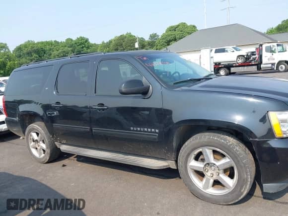 2014 Chevrolet Suburban LT z VIN 1GNSKJE72ER100836, wystawiony jako IAAI lot #42378709 z przebiegiem 365 946 mil mil oraz . Historia ofert i sprzedaży dostępna na DreamBid. Obrazek 13.