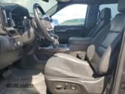 ✅ 2022 Chevrolet Silverado 1500 LT Trail Boss • VIN: 3GCUDFET2NG566112 • Lot: 56796405. Wystawiony na Copart z przebiegiem 27 750 mil. Bezpłatny archiwum sprzedaży aukcyjnych z USA i szczegółowy raport historii pojazdu na DreamBid. Zdjęcie 7.