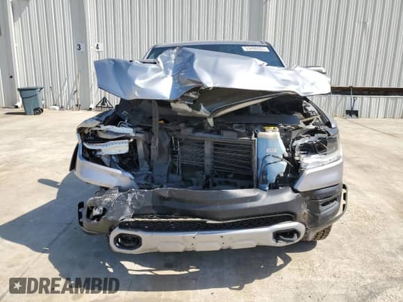 2020 Ram 1500 Rebel z VIN 1C6RRELT0LN303553, wystawiony jako Copart lot #53488355 z przebiegiem 110 673 mil mil oraz Szkoda całkowita • Salvage title. Historia ofert i sprzedaży dostępna na DreamBid. Obrazek 5.