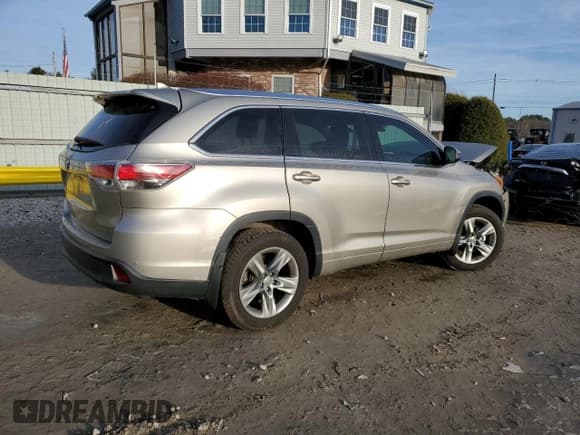 ✅ 2014 Toyota Highlander Limited • VIN: 5TDYKRFH6ES010180 • Lot: 85765454. Listed on Copart with 208,299 mi. Free auction sales archive from the USA and detailed vehicle history report at DreamBid. Image 3.