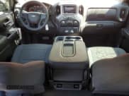 ✅ 2021 Chevrolet Silverado 1500 Custom • VIN: 3GCPYBEH6MG173072 • Lot: 55507785. Wystawiony na Copart z przebiegiem 68 034 mil. Bezpłatny archiwum sprzedaży aukcyjnych z USA i szczegółowy raport historii pojazdu na DreamBid. Zdjęcie 8.