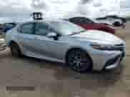 2022 Toyota Camry SE z VIN 4T1G11BK3NU067901, wystawiony jako Copart lot #83754745 z przebiegiem 27 611 mil mil oraz Szkoda całkowita • Salvage title. Historia ofert i sprzedaży dostępna na DreamBid. Obrazek 4.