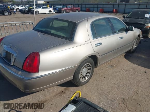 ✅ 2002 Lincoln Town Car Signature • VIN: 1LNHM82W72Y614339 • Lot: 43874876. Listed on IAAI with 157,755 mi. Free auction sales archive from the USA and detailed vehicle history report at DreamBid. Image 4.