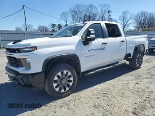 ✅ 2024 Chevrolet Silverado 2500HD Custom • VIN: 2GC4YME78R1229776 • Lot: 46471355. Wystawiony na Copart z przebiegiem Nie podano. Bezpłatny archiwum sprzedaży aukcyjnych z USA i szczegółowy raport historii pojazdu na DreamBid. Zdjęcie 1.