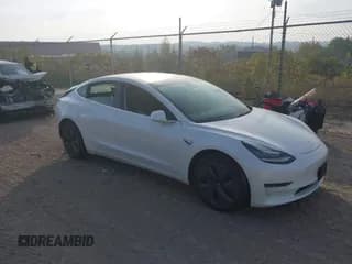 ✅ 2020 Tesla Model 3 Standard Range Plus • VIN: 5YJ3E1EA9LF659822 • Lot: 43216639. Wystawiony na IAAI z przebiegiem 53 992 mil. Bezpłatny archiwum sprzedaży aukcyjnych z USA i szczegółowy raport historii pojazdu na DreamBid. Zdjęcie 1.
