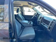 ✅ 2018 Ram 2500 Tradesman • VIN: 3C6UR5HJ3JG121157 • Lot: 94490085. Wystawiony na Copart z przebiegiem 141 127 mil. Bezpłatny archiwum sprzedaży aukcyjnych z USA i szczegółowy raport historii pojazdu na DreamBid. Zdjęcie 5.