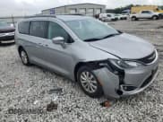 ✅ 2017 Chrysler Pacifica Touring L • VIN: 2C4RC1BG7HR759101 • Lot: 82096265. Wystawiony na Copart z przebiegiem Nie podano. Bezpłatny archiwum sprzedaży aukcyjnych z USA i szczegółowy raport historii pojazdu na DreamBid. Zdjęcie 4.