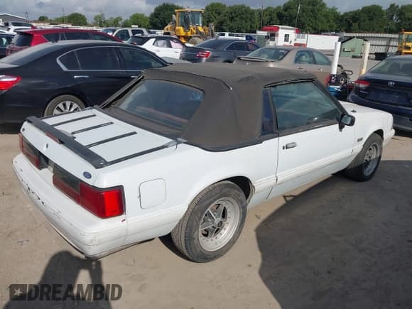 ✅ 1989 Ford Mustang • VIN: 1FABP44EXKF201329 • Lot: 42536907. Wystawiony na IAAI z przebiegiem 80 950 mil. Bezpłatny archiwum sprzedaży aukcyjnych z USA i szczegółowy raport historii pojazdu na DreamBid. Zdjęcie 4.