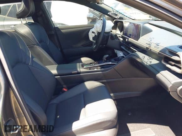 ✅ 2024 Toyota Crown XLE • VIN: JTDAAAAF4R3018149 • Lot: 42293604. Wystawiony na IAAI z przebiegiem 22 408 mil. Bezpłatny archiwum sprzedaży aukcyjnych z USA i szczegółowy raport historii pojazdu na DreamBid. Zdjęcie 5.