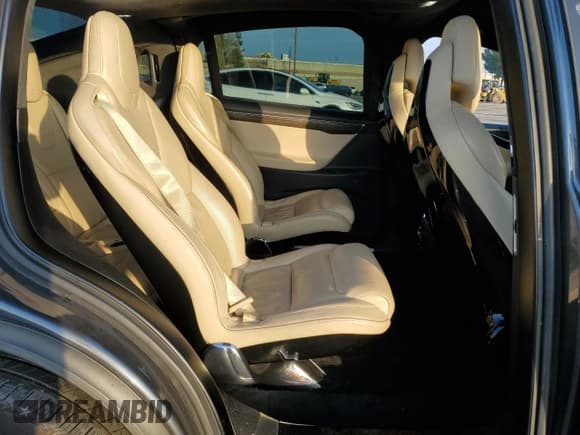 ✅ 2016 Tesla Model X 70D • VIN: 5YJXCBE27GF028515 • Lot: 86704495. Wystawiony na Copart z przebiegiem 71 792 mil. Bezpłatny archiwum sprzedaży aukcyjnych z USA i szczegółowy raport historii pojazdu na DreamBid. Zdjęcie 10.