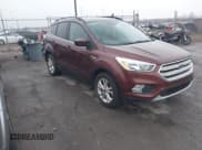 ✅ 2018 Ford Escape SE • VIN: 1FMCU0GD1JUB52224 • Lot: 43727537. Wystawiony na IAAI z przebiegiem 120 402 mil. Bezpłatny archiwum sprzedaży aukcyjnych z USA i szczegółowy raport historii pojazdu na DreamBid. Zdjęcie 1.