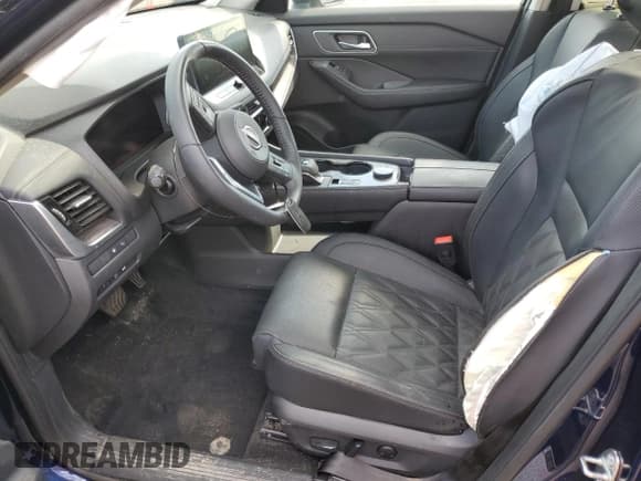 ✅ 2024 Nissan Rogue Platinum • VIN: JN8BT3DD4RW253612 • Lot: 63115495. Wystawiony na Copart z przebiegiem 18 933 mil. Bezpłatny archiwum sprzedaży aukcyjnych z USA i szczegółowy raport historii pojazdu na DreamBid. Zdjęcie 7.