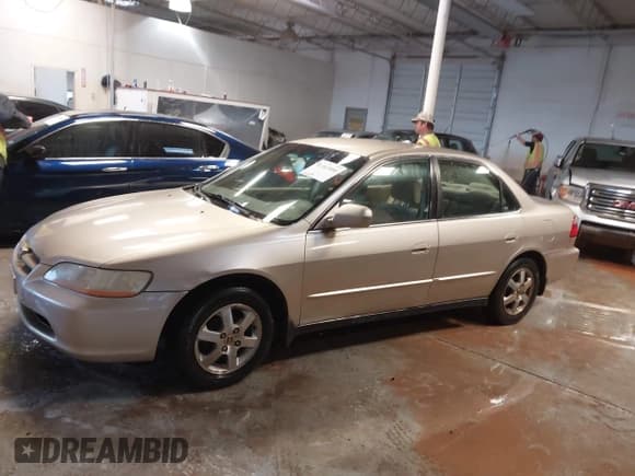 ✅ 2000 Honda Accord SE • VIN: 1HGCG5673YA051154 • Lot: 41382000. Listed on IAAI with 272,554 mi. Free auction sales archive from the USA and detailed vehicle history report at DreamBid. Image 15.