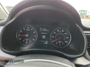 ✅ 2023 Kia Rio LX • VIN: 3KPA24AD9PE545557 • Lot: 84954355. Wystawiony na Copart z przebiegiem 54 019 mil. Bezpłatny archiwum sprzedaży aukcyjnych z USA i szczegółowy raport historii pojazdu na DreamBid. Zdjęcie 9.