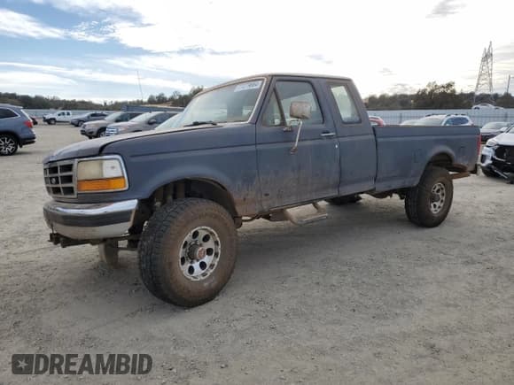 ✅ 1994 Ford F-250 • VIN: 1FTHX26G6RKB58004 • Lot: 77279664. Listed on Copart with 124,556 mi. Free auction sales archive from the USA and detailed vehicle history report at DreamBid. Image 1.