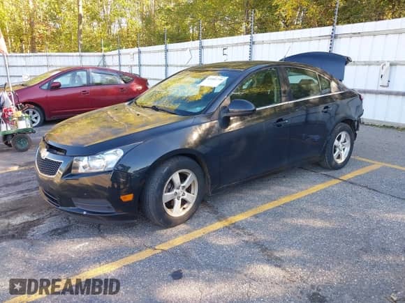 2012 Chevrolet Cruze 1LT z VIN 1G1PF5SC2C7387396, wystawiony jako IAAI lot #43401730 z przebiegiem 137 692 mil mil oraz . Historia ofert i sprzedaży dostępna na DreamBid. Obrazek 2.