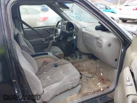 1998 Chevrolet Blazer LT with VIN 1GNDT13W1W2174436, listed as a IAAI auction lot 41212378 with Not provided miles and . Bid and sale history available at DreamBid. Image 5.