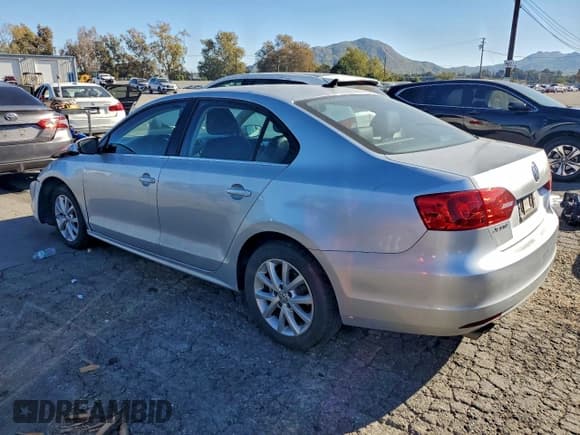 ✅ 2014 Volkswagen Jetta SE • VIN: 3VWD17AJ3EM306853 • Lot: 95842685. Wystawiony na Copart z przebiegiem 97 187 mil. Bezpłatny archiwum sprzedaży aukcyjnych z USA i szczegółowy raport historii pojazdu na DreamBid. Zdjęcie 2.