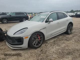 ✅ 2024 Porsche Macan GTS • VIN: WP1AF2A5XRLB56890 • Лот: 55257205. Опубликован ранее на Copart с пробегом 13 620 миль. Бесплатный доступ к архиву аукционных продаж из США и подробный отчёт об истории автомобиля на DreamBid. Изображение 1.