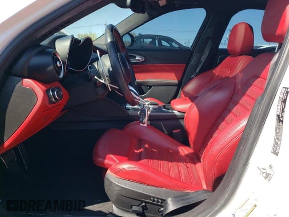 ✅ 2021 Alfa Romeo Giulia Ti Sport • VIN: ZARFAMBN4M7640318 • Lot: 53532025. Wystawiony na Copart z przebiegiem 55 266 mil. Bezpłatny archiwum sprzedaży aukcyjnych z USA i szczegółowy raport historii pojazdu na DreamBid. Zdjęcie 7.