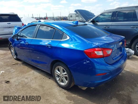 2018 Chevrolet Cruze LT z VIN 1G1BE5SM0J7147802, wystawiony jako IAAI lot #43443462 z przebiegiem Nie podano mil oraz . Historia ofert i sprzedaży dostępna na DreamBid. Obrazek 3.