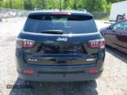 ✅ 2023 Jeep Compass Altitude • VIN: 3C4NJDBN2PT570212 • Lot: 42368107. Wystawiony na IAAI z przebiegiem 21 703 mil. Bezpłatny archiwum sprzedaży aukcyjnych z USA i szczegółowy raport historii pojazdu na DreamBid. Zdjęcie 16.