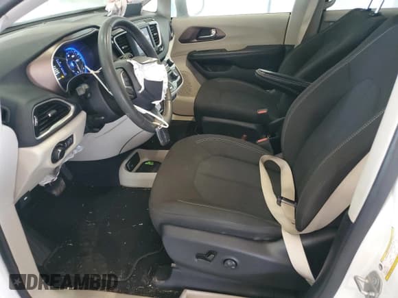 ✅ 2022 Chrysler Voyager LX • VIN: 2C4RC1CG4NR226939 • Lot: 72071445. Wystawiony na Copart z przebiegiem 73 030 mil. Bezpłatny archiwum sprzedaży aukcyjnych z USA i szczegółowy raport historii pojazdu na DreamBid. Zdjęcie 7.