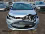 2017 Chevrolet Bolt EV Premier z VIN 1G1FX6S02H4178298, wystawiony jako Copart lot #82563903 z przebiegiem 56 444 mil mil oraz . Historia ofert i sprzedaży dostępna na DreamBid. Obrazek 5.