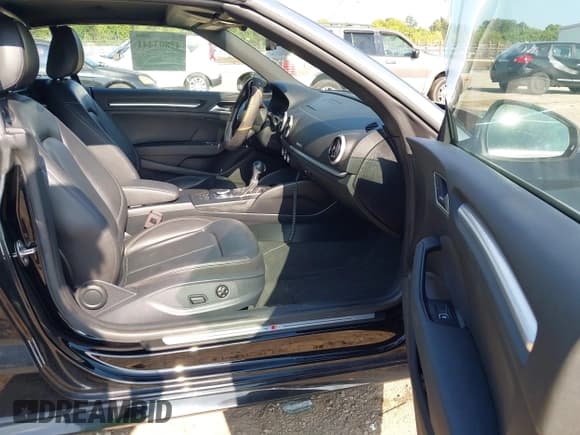 ✅ 2018 Audi A3 Cabriolet Premium Plus • VIN: WAUY8LFF3J1002620 • Lot: 42803441. Wystawiony na IAAI z przebiegiem 93 471 mil. Bezpłatny archiwum sprzedaży aukcyjnych z USA i szczegółowy raport historii pojazdu na DreamBid. Zdjęcie 5.