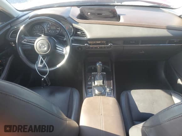 ✅ 2020 Mazda CX-30 Premium • VIN: 3MVDMAEM4LM138129 • Lot: 67889105. Wystawiony na Copart z przebiegiem 50 996 mil. Bezpłatny archiwum sprzedaży aukcyjnych z USA i szczegółowy raport historii pojazdu na DreamBid. Zdjęcie 8.