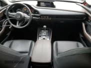 ✅ 2023 Mazda CX-30 Premium Plus • VIN: 3MVDMBEY2PM519881 • Lot: 71785365. Wystawiony na Copart z przebiegiem 25 888 mil. Bezpłatny archiwum sprzedaży aukcyjnych z USA i szczegółowy raport historii pojazdu na DreamBid. Zdjęcie 8.