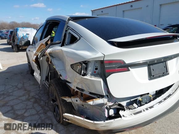 ✅ 2023 Tesla Model X Plaid • VIN: 7SAXCBE63PF405105 • Lot: 41876918. Listed on IAAI with 22,475 mi. Free auction sales archive from the USA and detailed vehicle history report at DreamBid. Image 6.