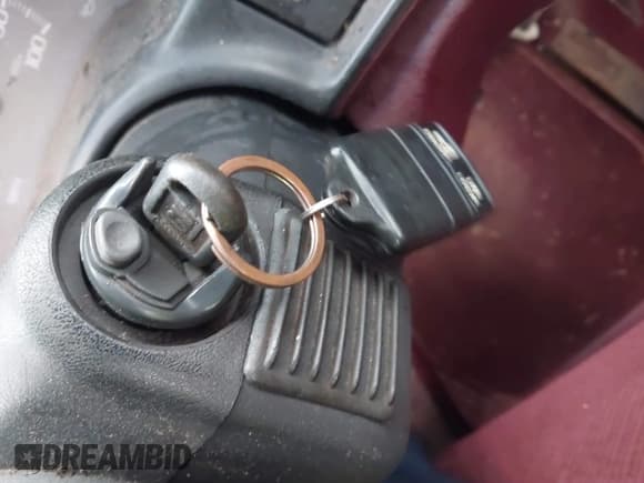 ✅ 1996 GMC Sierra 2500 • VIN: 1GTGK24R5TZ529571 • Лот: 41449315. Опубликован ранее на IAAI с пробегом 240 732 миль. Бесплатный доступ к архиву аукционных продаж из США и подробный отчёт об истории автомобиля на DreamBid. Изображение 11.