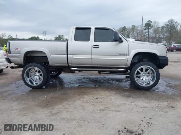 ✅ 2006 Chevrolet Silverado 2500HD LT2 • VIN: 1GCHK29U56E120712 • Lot: 41945423. Wystawiony na IAAI z przebiegiem 277 045 mil. Bezpłatny archiwum sprzedaży aukcyjnych z USA i szczegółowy raport historii pojazdu na DreamBid. Zdjęcie 13.