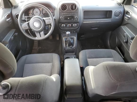 ✅ 2014 Jeep Patriot • VIN: 1C4NJPAB6ED822877 • Lot: 80121384. Wystawiony na Copart z przebiegiem 171 962 mil. Bezpłatny archiwum sprzedaży aukcyjnych z USA i szczegółowy raport historii pojazdu na DreamBid. Zdjęcie 8.