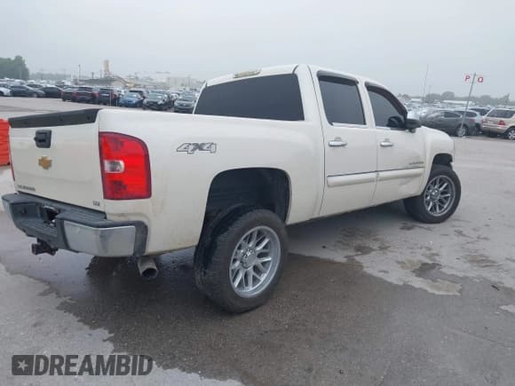 ✅ 2013 Chevrolet Silverado 1500 LTZ • VIN: 3GCPKTE78DG311421 • Lot: 42689139. Wystawiony na IAAI z przebiegiem 231 461 mil. Bezpłatny archiwum sprzedaży aukcyjnych z USA i szczegółowy raport historii pojazdu na DreamBid. Zdjęcie 4.