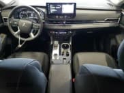 ✅ 2025 Mitsubishi Outlander SE • VIN: JA4J4UA82SZ021235 • Лот: 91822695. Опубликован ранее на Copart с пробегом 12 880 миль. Бесплатный доступ к архиву аукционных продаж из США и подробный отчёт об истории автомобиля на DreamBid. Изображение 8.