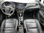 ✅ 2017 Buick Encore Essence • VIN: KL4CJCSB7HB259198 • Lot: 90021605. Wystawiony na Copart z przebiegiem 75 258 mil. Bezpłatny archiwum sprzedaży aukcyjnych z USA i szczegółowy raport historii pojazdu na DreamBid. Zdjęcie 8.