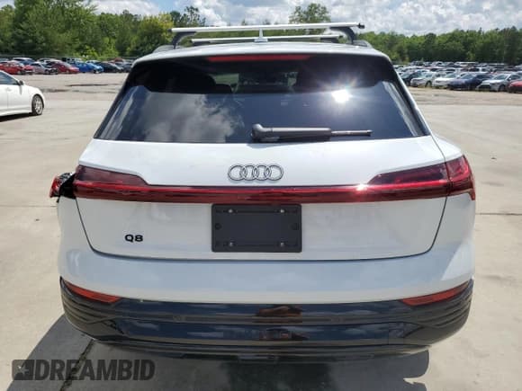 ✅ 2024 Audi Q8 e-tron Prestige • VIN: WA16ABGE3RB035664 • Lot: 56540695. Wystawiony na Copart z przebiegiem 17 586 mil. Bezpłatny archiwum sprzedaży aukcyjnych z USA i szczegółowy raport historii pojazdu na DreamBid. Zdjęcie 6.