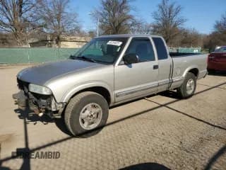 ✅ 2003 Chevrolet S-10 • VIN: 1GCDT19X438147295 • Лот: 46284025. Опубликован ранее на Copart с пробегом 128 089 миль. Бесплатный доступ к архиву аукционных продаж из США и подробный отчёт об истории автомобиля на DreamBid. Изображение 1.