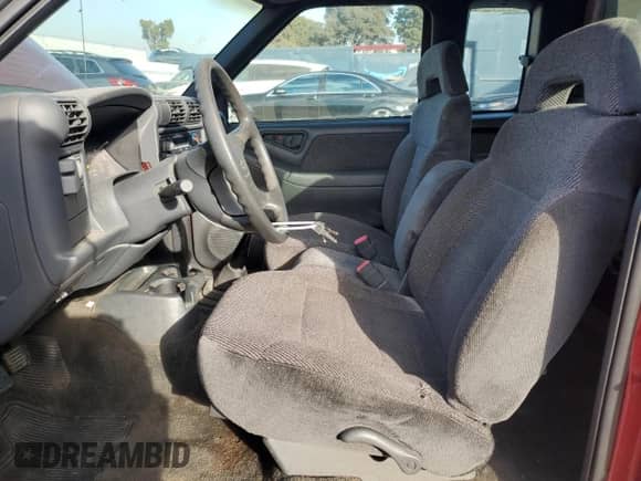 1997 Chevrolet S-10 LS с VIN 1GCCS1949V8199111, выставлен на аукционе Copart как лот 83859454 с пробегом 147 455 миль миль и Списание • Salvage title. История ставок и продаж доступна на DreamBid. Изображение 7.