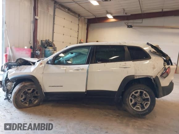 ✅ 2019 Jeep Cherokee Trailhawk • VIN: 1C4PJMBX1KD200300 • Lot: 41781465. Listed on IAAI with Not provided. Free auction sales archive from the USA and detailed vehicle history report at DreamBid. Image 14.