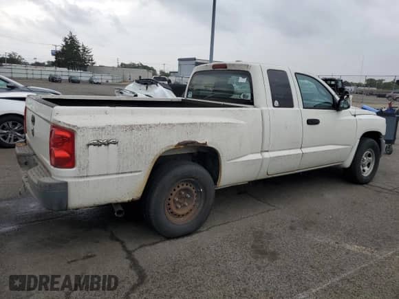 2008 Dodge Dakota ST z VIN 1D7HW22K88S628759, wystawiony jako Copart lot #80499065 z przebiegiem 153 178 mil mil oraz Czysty tytuł • Clean title. Historia ofert i sprzedaży dostępna na DreamBid. Obrazek 3.